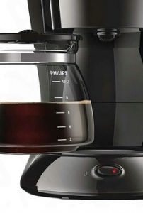 Система "капля стоп" - это уже давно не какая-то эксклюзивная функция. Клапаном-грибком, который останавливает выдачу кофе при убранном кувшине, оснащаются все современные капельные кофеварки.