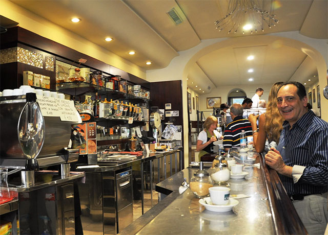 Типичный эспрессо-бар в Италии. Кажется, кто-то уже скорректировал свой кофе.