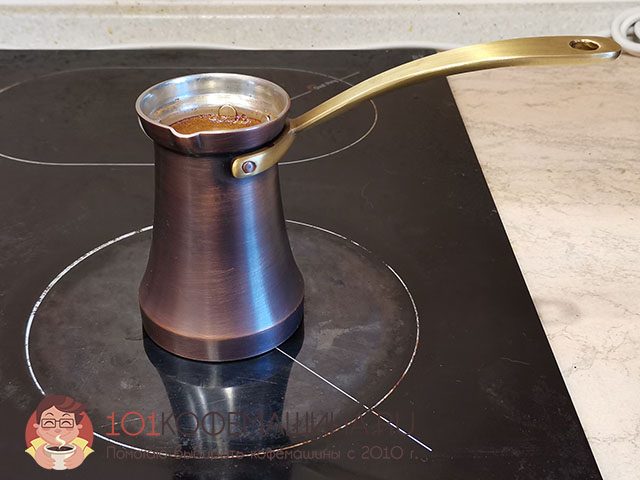 Кофе варится в медной турке ZH