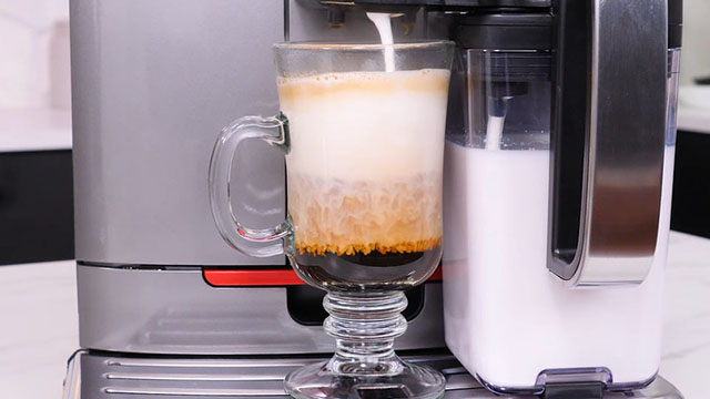 Пример кофемашины с автоматический капучинатором (кувшином) - не подходит для приготовления какао/горячего шоколада