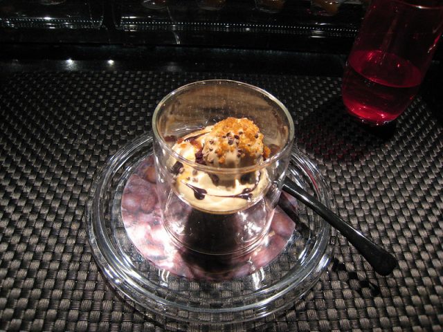 Кофе с мороженым «Гляссе»