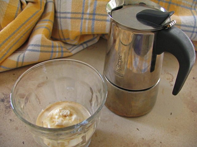 Рецепт приготовления кофе глясе с помощью гейзерной кофеварки