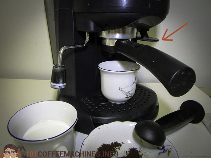 Встроенный темпер на рожковой кофеварке Delonghi EC221.B