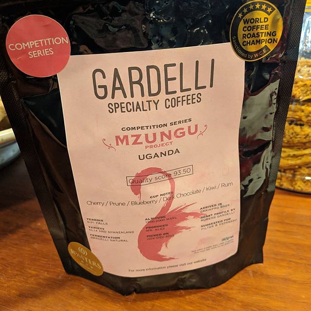 Арабика из Уганды от итальянской Gardelli Specialty Coffees. Во вкусе: вишня, чернослив, черника, тёмный шоколад, киви и ром.