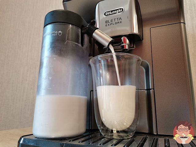 Подача молочной пены на кофемашине Delonghi Eletta Explore