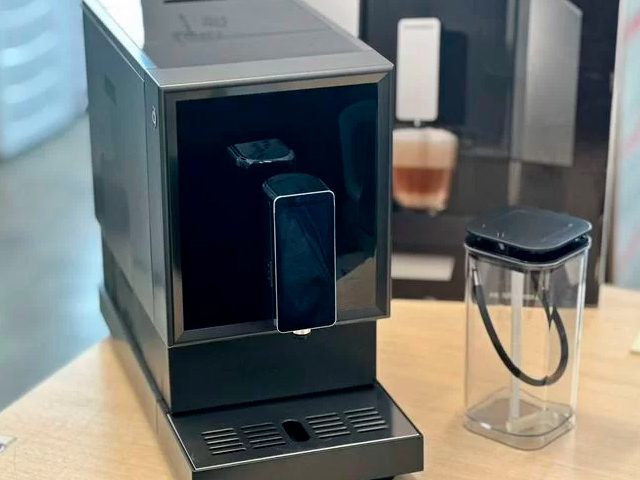 Кофемашина с автоматическим капучинатором Thomson CF20A02