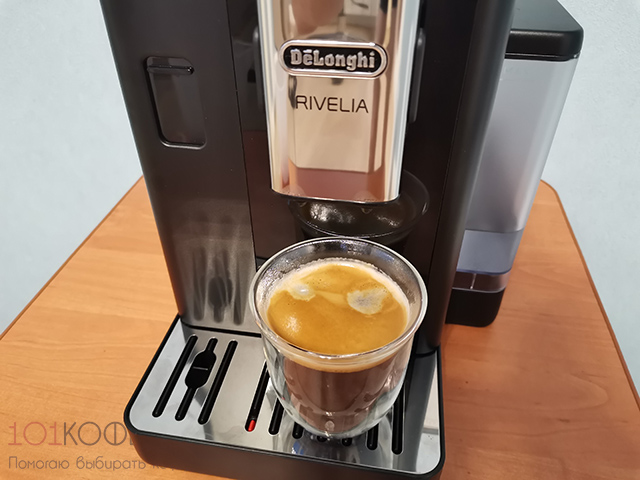 Большая кружка черного кофе на Delonghi Rivelia EXAM440.55