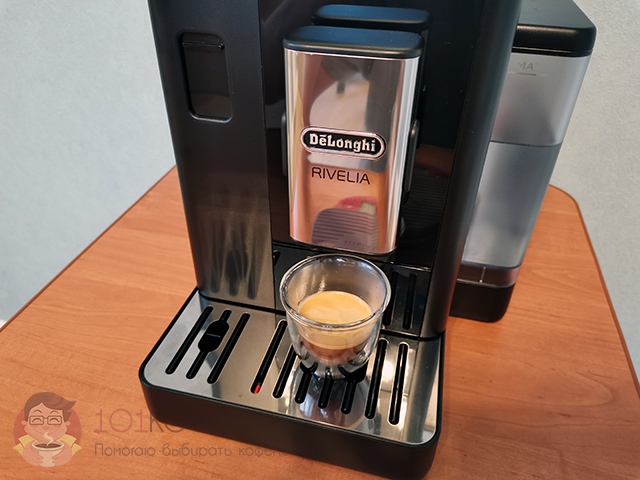 Приготовление эспрессо на кофемашине Delonghi Rivelia Perfetto EXAM440.55.B