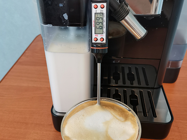 Delonghi Rivelia EXAM440.55: температура капучино