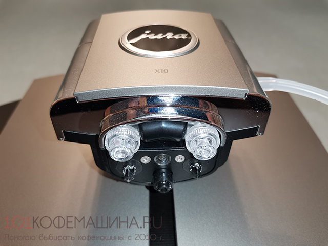 Двойной диспенсер позволяет JURA X10 EA Dark Inox готовить любые напитки парой (одновременно две чашки)