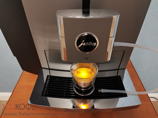 Приготовлени эспрессо на кофемашине JURA X10 EA Dark Inox во время тестирования