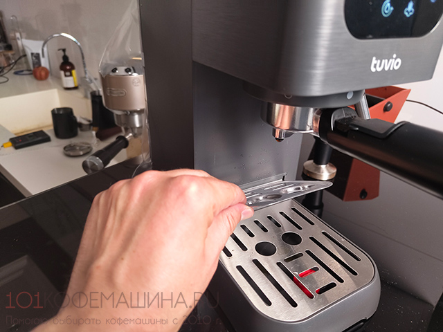 Лоток для капель и специальная откидывающаяся подставка для маленьких чашечек эспрессо