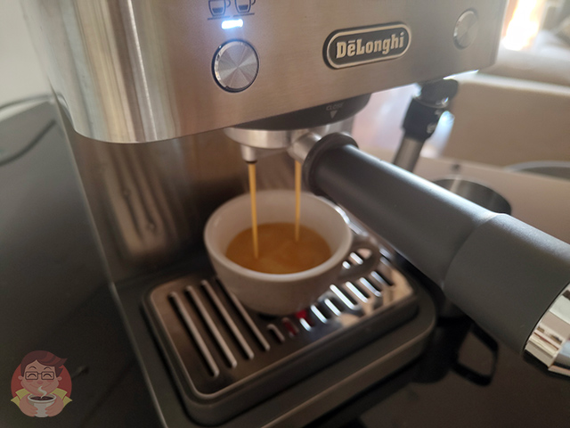 Приготовление эспрессо на кофеварке Delonghi EM 450.M