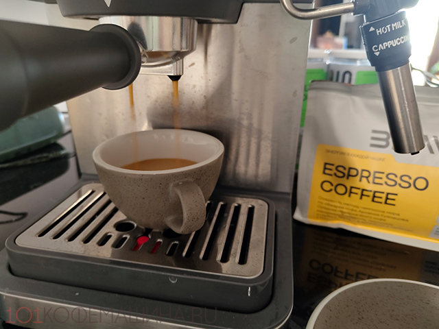 Приготовление эспрессо на кофеварке Delonghi EM 450.M