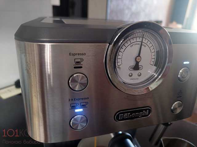 Манометр на Delonghi EM450.M выглядит профессионально, но в реальности бесполезен