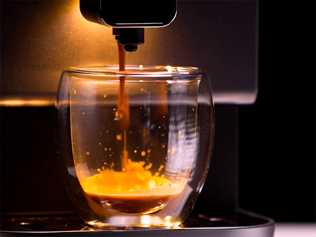 Приготовление эспрессо на кофемашине Carrera