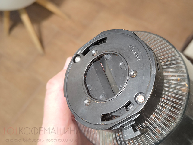 У кофемолки Kitfort КТ-7246 верхний бункер для зерен на 300 г