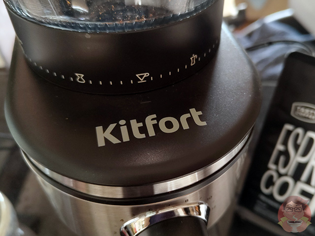 Регулировка степени помола на кофемолке Kitfort КТ-7246 и пачка Тейсти Кофе на заднем фоне