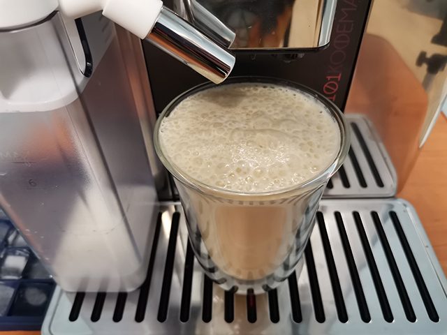 Холодная молочная пенка оседает гораздо быстрее, чем горячая