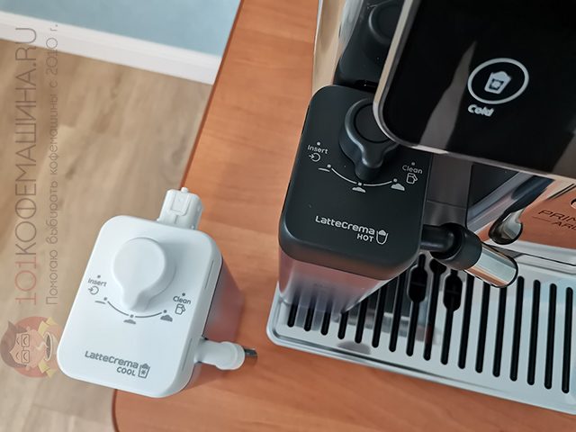 В комплекте у Delonghi Primadonna Aromatic идёт два молочника (автоматически капучинатора). Один из них для холодного капучино