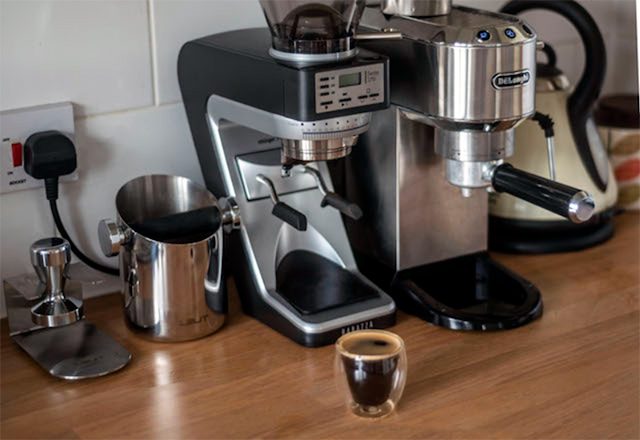 Набор для домашнего кофе с рожковой кофеваркой Delonghi Dedica, кофемолкой Baratza и темпером с нок-боксом