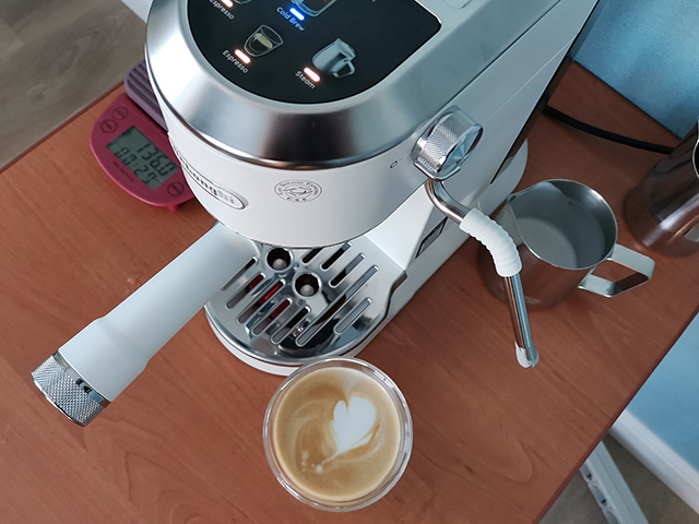 У кофеварки EC890 профессиональный капучинатор-стимер