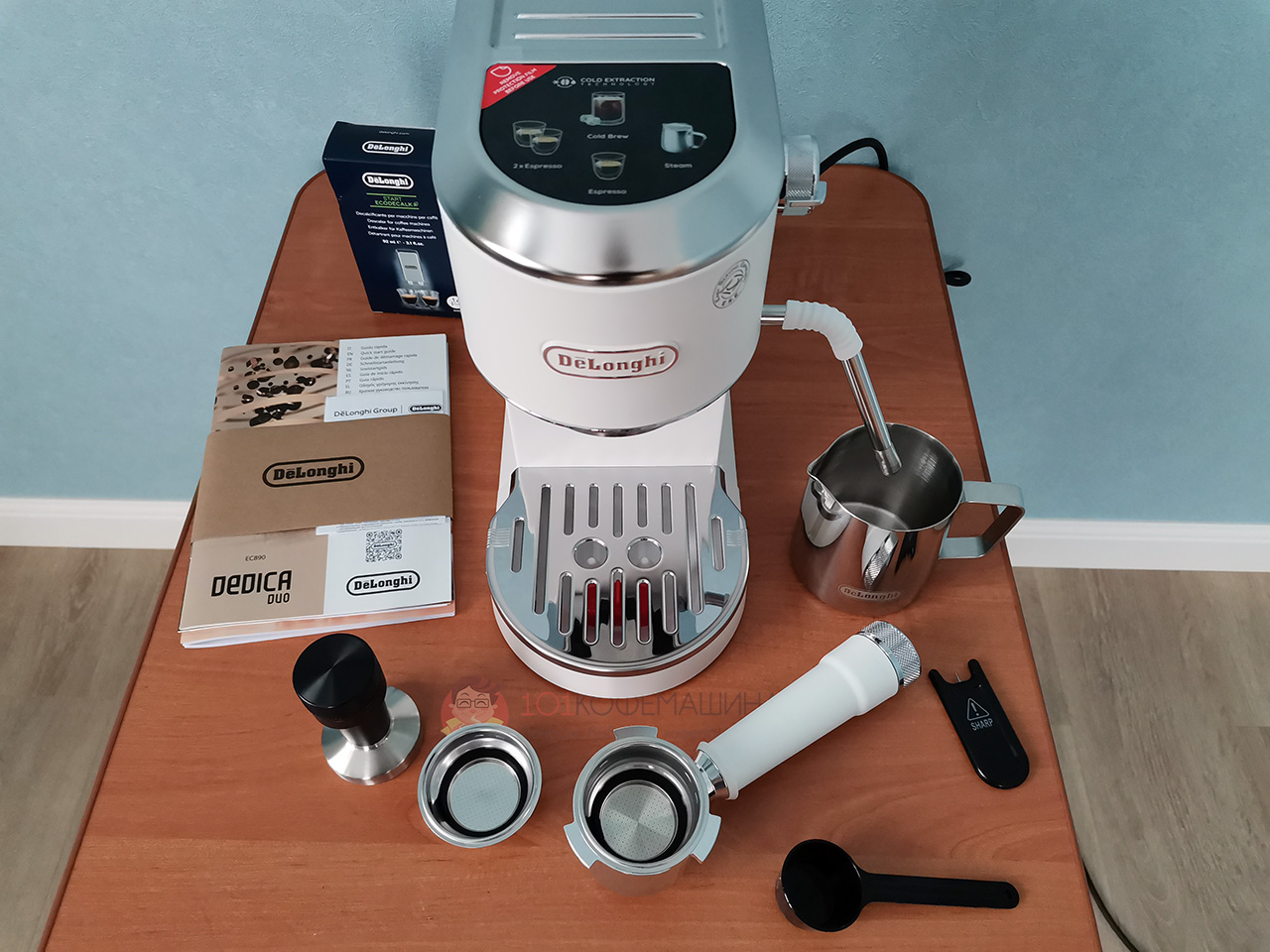 Распаковка кофеварки Dedica Duo EC890 и аксессуары в комплекте