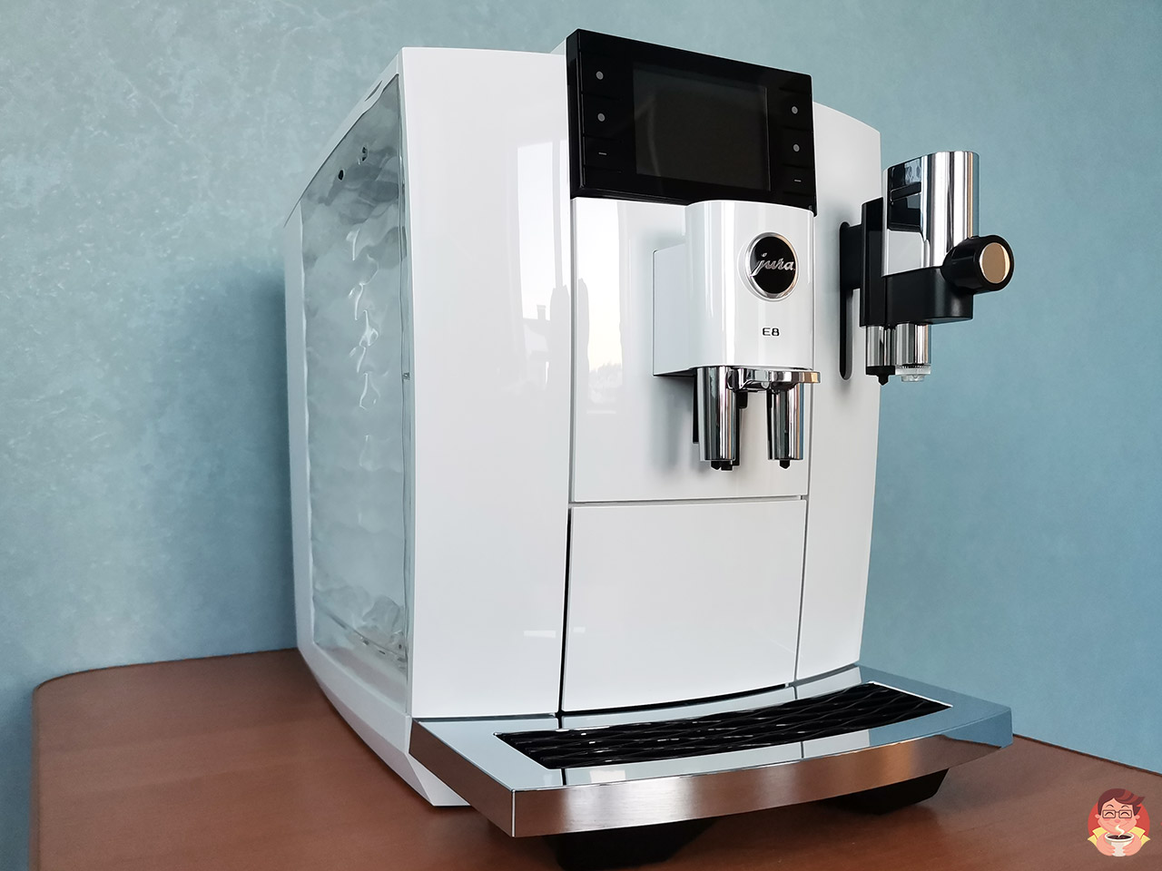 Белая модель кофемашины Jura E8 ED носит артикль 15747 Piano White