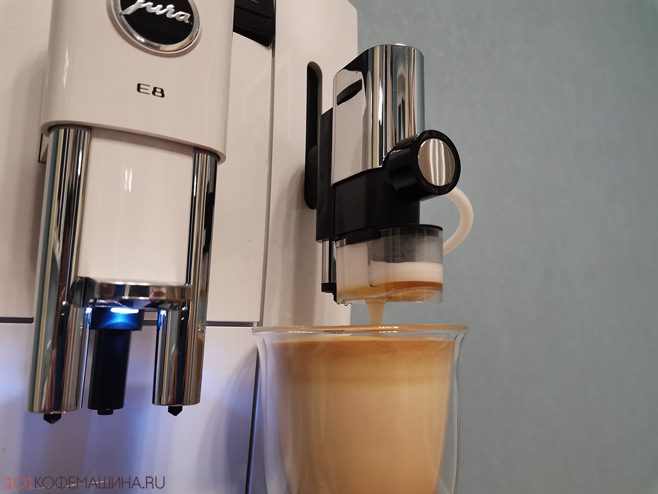 Приготовление капучино на кофемашине Jura E8 с насадкой для сиропа