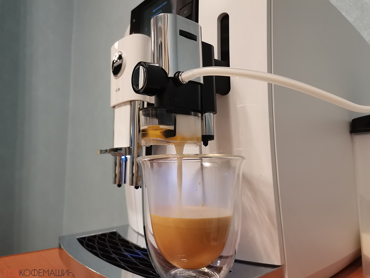Смешивание сиропа и молочной пены происходит внутри автоматического капучинатора