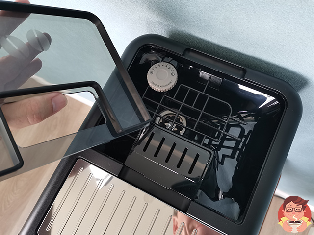 На ECAM 470.85.MB стоит более тихая кофемолка, но старого образца (конические жернова)